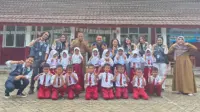 Dokumentasi bersama setelah pelaksanaan edukasi kesehatan gigi dan mulut bagi siswa sekolah dasar di SDN 1 Cisimeut Raya, Kecamatan Leuwidamar, Kabupaten Lebak, Banten, pada Senin (19/1/2026). (doc. pribadi)
