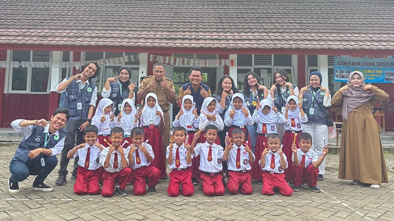 Dokumentasi bersama setelah pelaksanaan edukasi kesehatan gigi dan mulut bagi siswa sekolah dasar di SDN 1 Cisimeut Raya, Kecamatan Leuwidamar, Kabupaten Lebak, Banten, pada Senin (19/1/2026). (doc. pribadi)