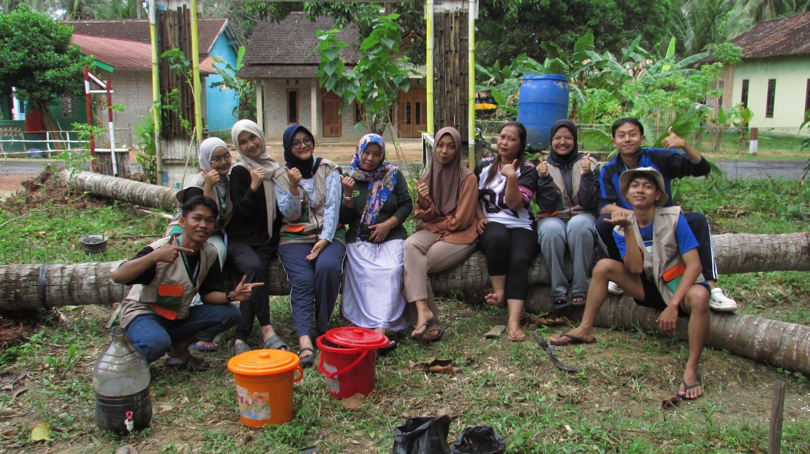 Mahasiswa KKN UNS Kelompok 39 melaksanakan pelatihan pembuatan pupuk organik cair berbahan dasar limbah cangkang kerang bersama ibu-ibu PKK Dusun Kemujan, Desa Kemujan, Kecamatan Karimunjawa, Kabupaten Jepara, Jumat (30/01/2026). (doc. KKN UNS 39 Desa Kemujan)