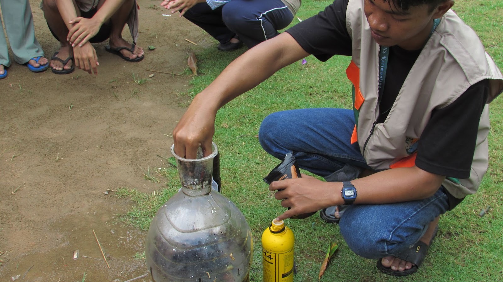 Mahasiswa KKN UNS Kelompok 39 melaksanakan pelatihan pembuatan pupuk organik cair berbahan dasar limbah cangkang kerang bersama ibu-ibu PKK Dusun Kemujan, Desa Kemujan, Kecamatan Karimunjawa, Kabupaten Jepara, Jumat (30/01/2026). (doc. KKN UNS 39 Desa Kemujan)