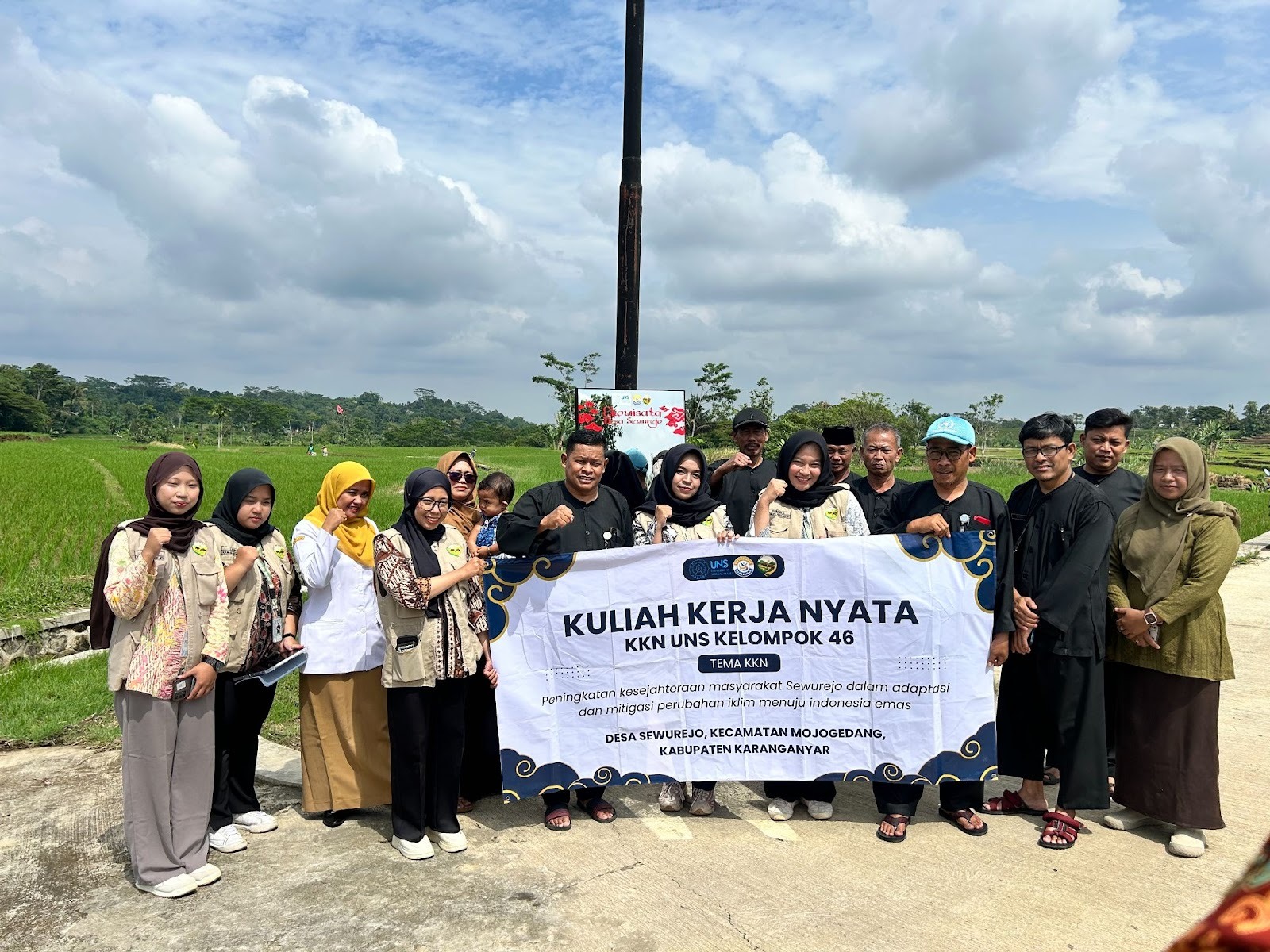 Foto bersama setelah peresmian penambahan fasilitas pendukung di kawasan Gazebo Sawah nGlarangan dan inovasi berbasis digitalisasi pada (5/2/2026) memperluas promosi wisata sekaligus memperkuat daya saing desa di tengah arus transformasi digital. (doc. pribadi)
