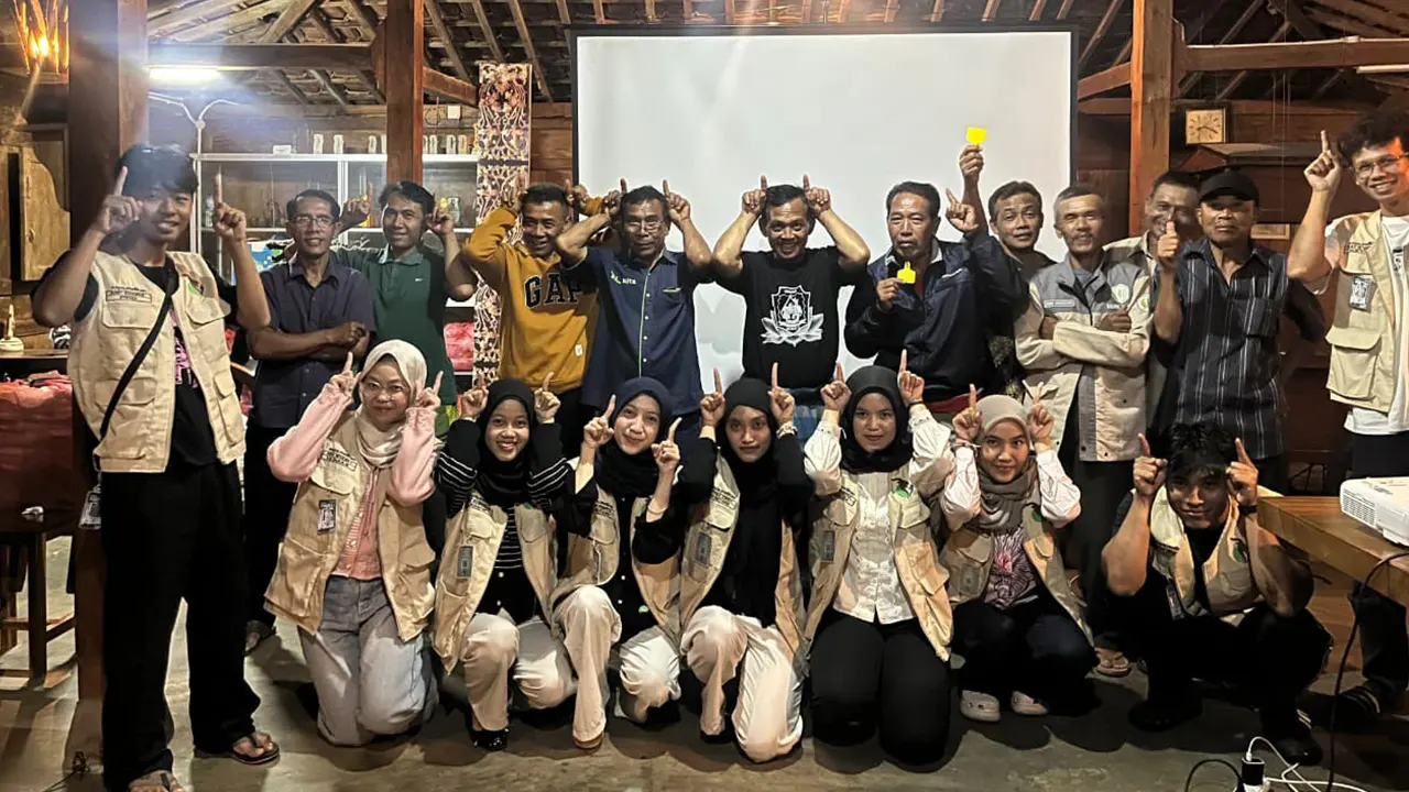 Dokumentasi bersama setelah pelaksanaan kegiatan penyuluhan manajemen data ternak kambing dan domba berbasis recording di Desa Melikan, Kecamatan Rongkop, Kabupaten Gunungkidul, Daerah Istimewa Yogyakarta. (doc. pribadi)