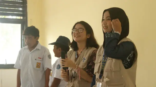 Mahasiswa KKN memaparkan materi pada kegiatan sosialisasi bahaya narkotika kepada para pelajar di SMP Negeri 4 Leuwidamar, Kecamatan Leuwidamar, Kabupaten Lebak, Provinsi Banten, Selasa (20/1/2026). (doc. pribadi)