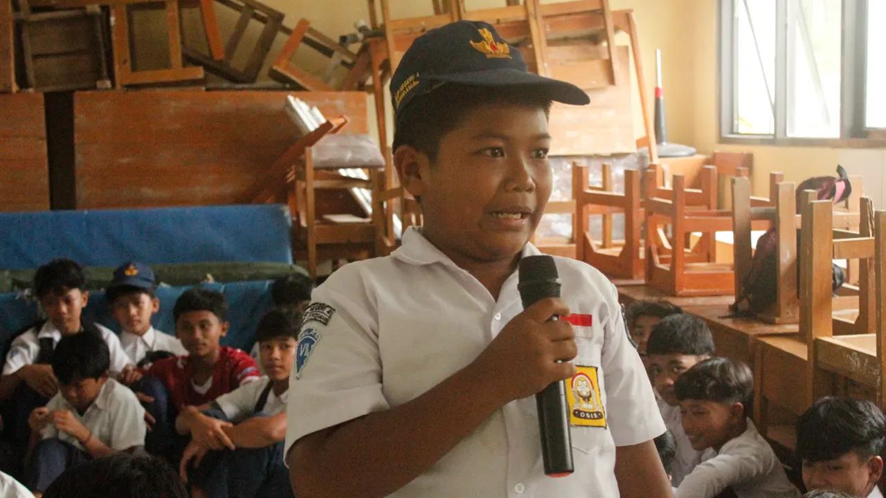 Salah satu siswa aktif bertanya saat kegiatan sosialisasi bahaya narkotika kepada para pelajar di SMP Negeri 4 Leuwidamar, Kecamatan Leuwidamar, Kabupaten Lebak, Provinsi Banten, Selasa (20/1/2026). (27/1/2026). (doc. pribadi)