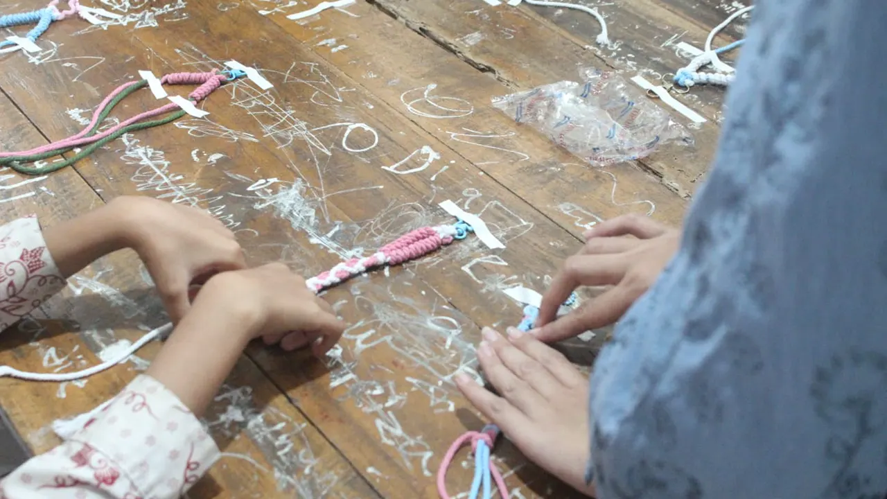 Proses pembuatan gantungan tas dari benang makrame bagi siswa di SDN 1 Bojong Menteng, Kecamatan Leuwidamar. (doc. pribadi)