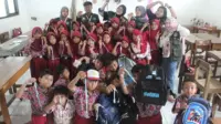 Dokumentasi bersama setelah pelatihan pembuatan gantungan tas dari benang makrame bagi siswa di SDN 1 Bojong Menteng, Kecamatan Leuwidamar. (doc. pribadi)