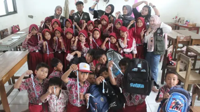Dokumentasi bersama setelah pelatihan pembuatan gantungan tas dari benang makrame bagi siswa di SDN 1 Bojong Menteng, Kecamatan Leuwidamar. (doc. pribadi)