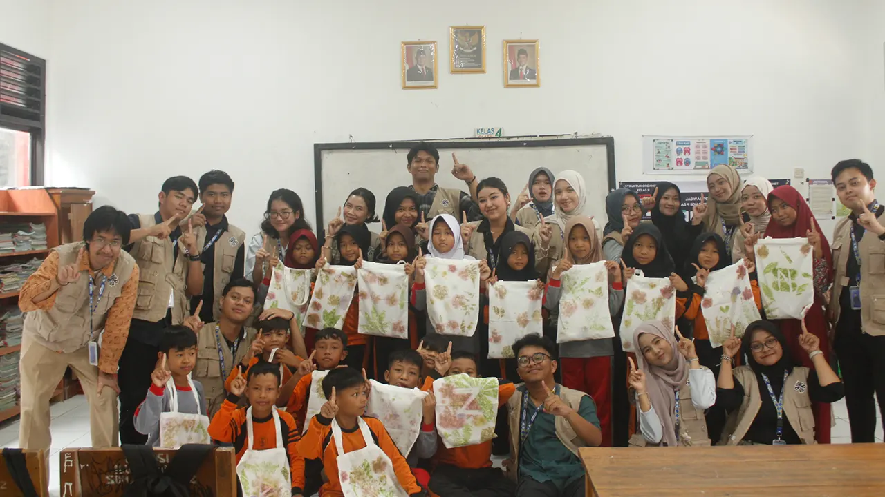 Dokumentasi bersama setelah pelatihan teknik ecoprint bagi siswa-siswi SDN 2 Bojong Menteng, Kecamatan Leuwidamar, Kabupaten Lebak, Banten, pada Rabu, (21/1/2026). (doc. pribadi)