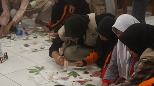 Mahaiswa KKN mendampingi pelatihan teknik ecoprint bagi siswa-siswi SDN 2 Bojong Menteng, Kecamatan Leuwidamar, Kabupaten Lebak, Banten, pada Rabu, (21/1/2026). (doc. pribadi)