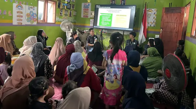 Antusias peserta menyimak pemateri saat pelatihan pembuatan pestisida nabati berbahan dasar daun pepaya bagi petani di Desa Cisimeut Raya, Kabupaten Lebak, Banten, Sabtu (31/1/2026). (doc. pribadi)