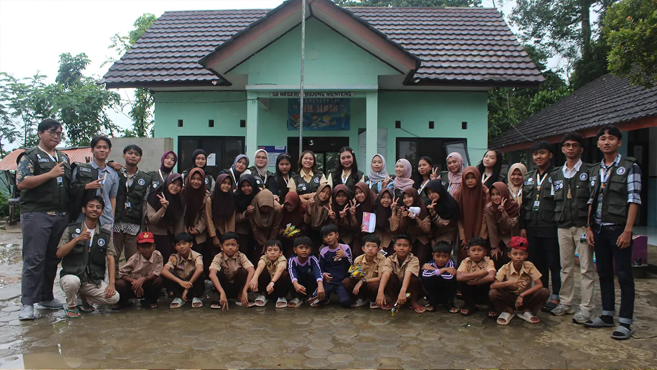 Dokumentasi bersama setelah pelaksanaan program penguatan literasi bagi siswa sekolah dasar melalui pengenalan cerita rakyat dan pelatihan kepenulisan di SDN 1 Bojong Menteng, Kecamatan Leuwidamar, Kabupaten Lebak, Banten. (doc. pribadi)