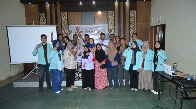 Foto bersama setelah pelaksanaan sosialisasi dan pendampingan digital marketing bagi pelaku usaha mikro, kecil, dan menengah (UMKM) di Balai Desa Kaliwedi, Kecamatan Gondang, Kabupaten Sragen, Senin (26/1/2026). (doc. pribadi)