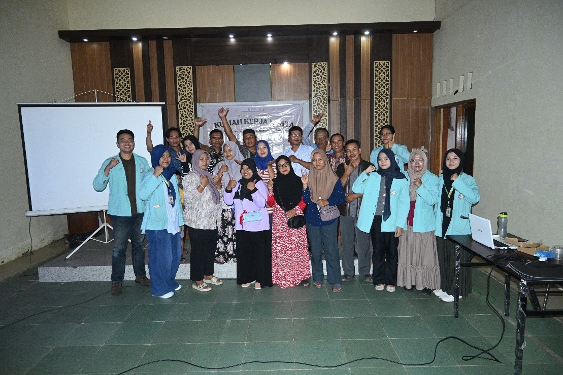 Foto bersama setelah pelaksanaan sosialisasi dan pendampingan digital marketing bagi pelaku usaha mikro, kecil, dan menengah (UMKM) di Balai Desa Kaliwedi, Kecamatan Gondang, Kabupaten Sragen, Senin (26/1/2026). (doc. pribadi)
