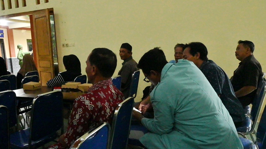 Anstusia peserta menyimak sosialisasi dan pendampingan digital marketing bagi pelaku usaha mikro, kecil, dan menengah (UMKM) di Balai Desa Kaliwedi, Kecamatan Gondang, Kabupaten Sragen, Senin (26/1/2026). (doc. pribadi)