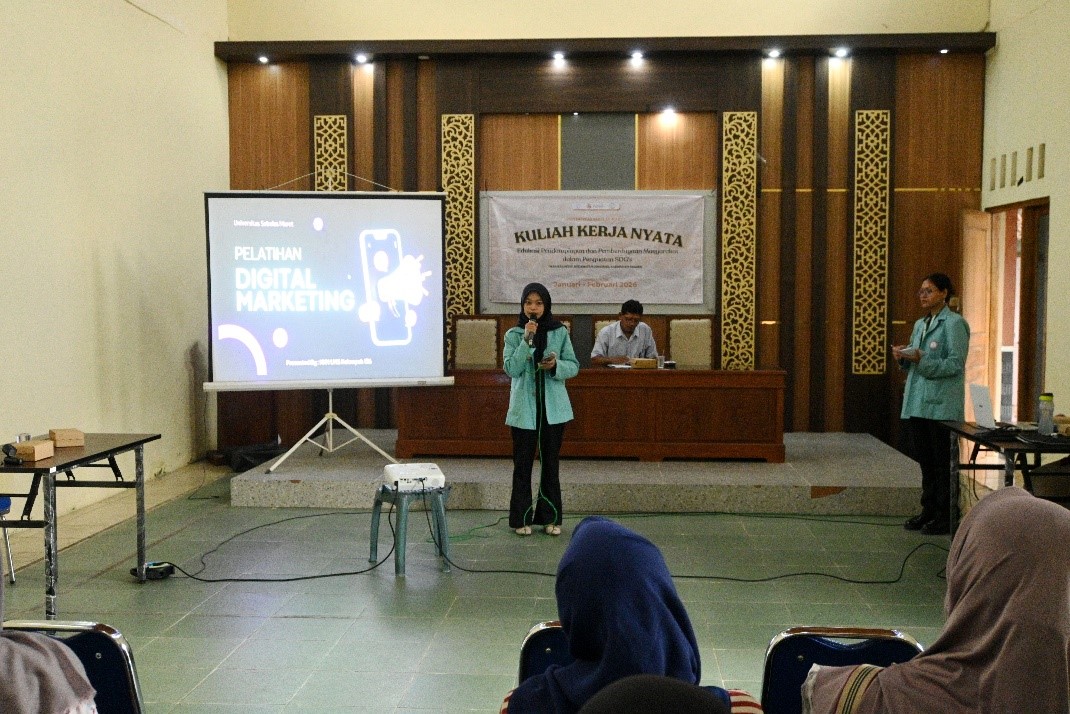 Pemaparan materi sosialisasi dan pendampingan digital marketing bagi pelaku usaha mikro, kecil, dan menengah (UMKM) di Balai Desa Kaliwedi, Kecamatan Gondang, Kabupaten Sragen, Senin (26/1/2026). (doc. pribadi)