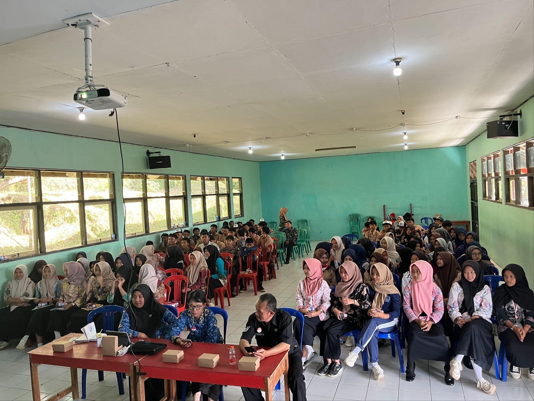 Antusias para siswa kelas IX SMP Negeri 3 Sukoharjo saat mengikuti sosialisasi motivasi pendidikan di Desa Pucungwetan, Kecamatan Sukoharjo, Kabupaten Wonosobo, Sabtu (17/1/2026). (doc. pribadi)