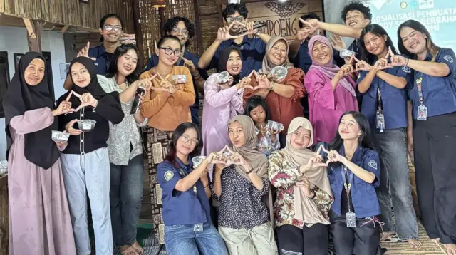 Dokumentasi bersama pasca sosialisasi dan pembuatan body scrub berbahan dasar kopi. (doc. KKN 93 UNS)