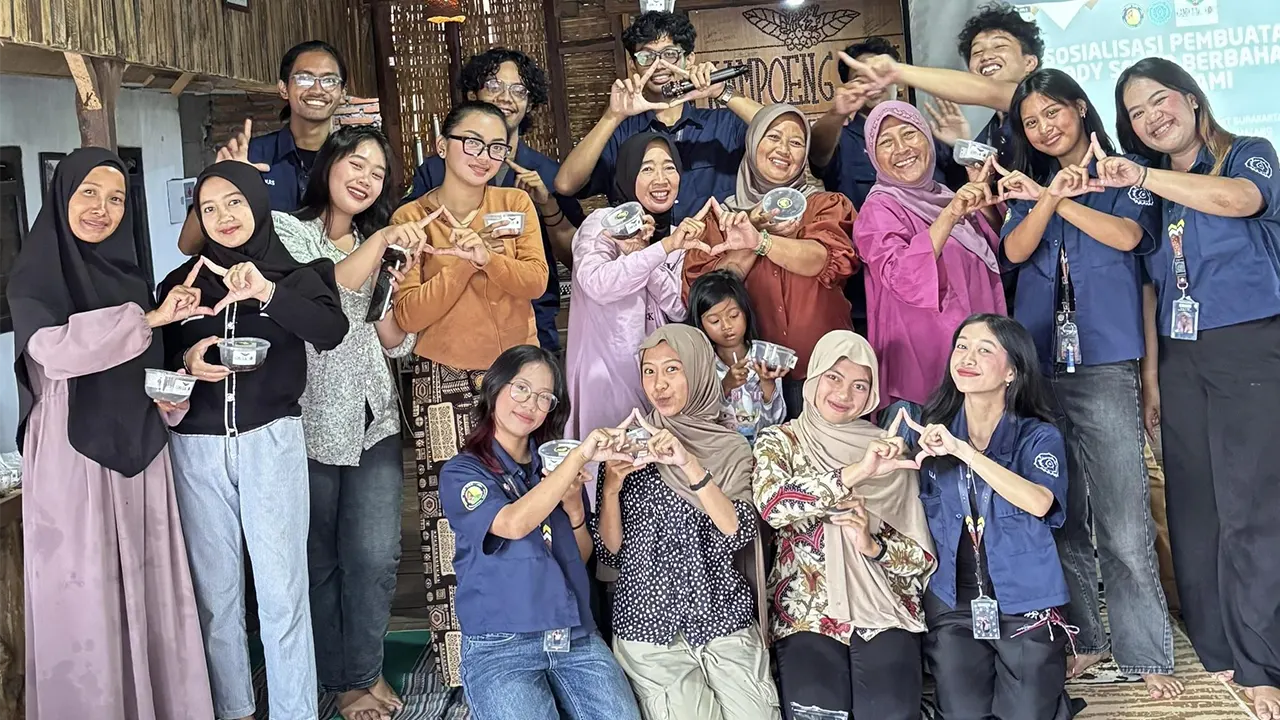 Dokumentasi bersama pasca sosialisasi dan pembuatan body scrub berbahan dasar kopi. (doc. KKN 93 UNS)