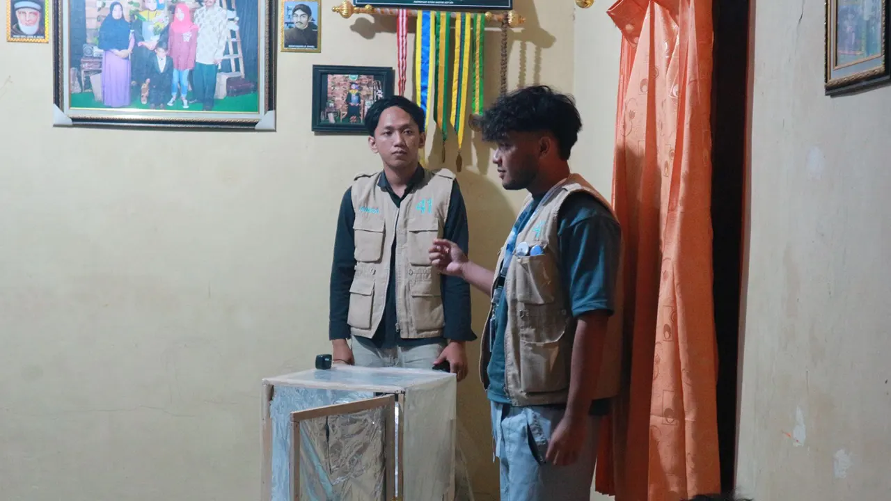 Mahasiswa KKN Universitas Sebelas Maret Kelompok 41 memaparkan mekanisme kerja alat pengering kopi hybrid modular saat kegiatan sosialisasi dan demonstrasi kepada kelompok tani di Desa Nglurah, Jumat (30/1/2026). (doc. pribadi)