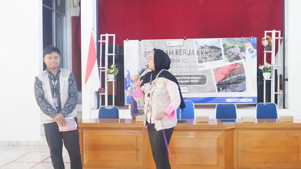 Mahasiswa KKN Universitas Sebelas Maret (UNS) Kelompok 102 memaparkan program kerja Klinik Hukum Desa di hadapan warga dan perangkat Desa Kalikuning, Kecamatan Tulakan, Kabupaten Pacitan, sebagai upaya meningkatkan literasi hukum dan pemahaman administrasi masyarakat. (doc. pribadi)