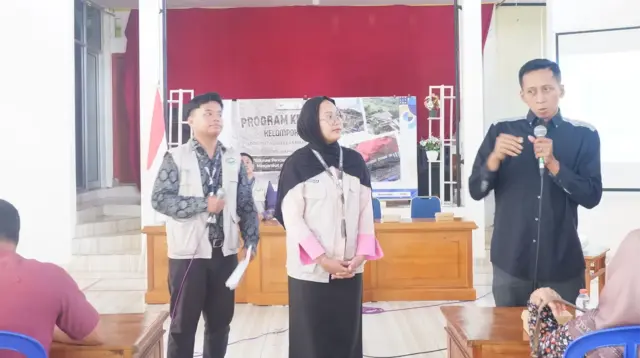 Mahasiswa KKN Universitas Sebelas Maret (UNS) Kelompok 102 bersama perangkat desa menyampaikan sosialisasi Klinik Hukum Desa kepada warga di Balai Desa Kalikuning, Kecamatan Tulakan, Kabupaten Pacitan, sebagai upaya meningkatkan pemahaman masyarakat terkait administrasi dan kesadaran hukum. (doc. pribadi)