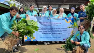 Mahasiswa program Magang Berdampak dari Universitas Sebelas Maret berfoto bersama saat pelaksanan kegiatan penanaman bibit kopi di Desa Semagar, Kecamatan Girimarto, Kabupaten Wonogiri, dengan menunjukkan bibit kopi yang siap ditanam sebagai bagian dari upaya peningkatan produktivitas dan kualitas hasil panen petani. (doc pribadi)