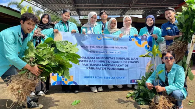 Mahasiswa program Magang Berdampak dari Universitas Sebelas Maret berfoto bersama saat pelaksanan kegiatan penanaman bibit kopi di Desa Semagar, Kecamatan Girimarto, Kabupaten Wonogiri, dengan menunjukkan bibit kopi yang siap ditanam sebagai bagian dari upaya peningkatan produktivitas dan kualitas hasil panen petani. (doc pribadi)