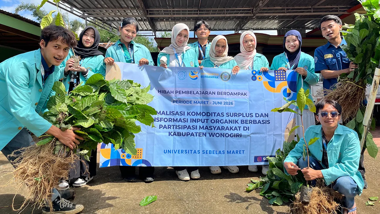 Mahasiswa program Magang Berdampak dari Universitas Sebelas Maret berfoto bersama saat pelaksanan kegiatan penanaman bibit kopi di Desa Semagar, Kecamatan Girimarto, Kabupaten Wonogiri, dengan menunjukkan bibit kopi yang siap ditanam sebagai bagian dari upaya peningkatan produktivitas dan kualitas hasil panen petani. (doc pribadi)