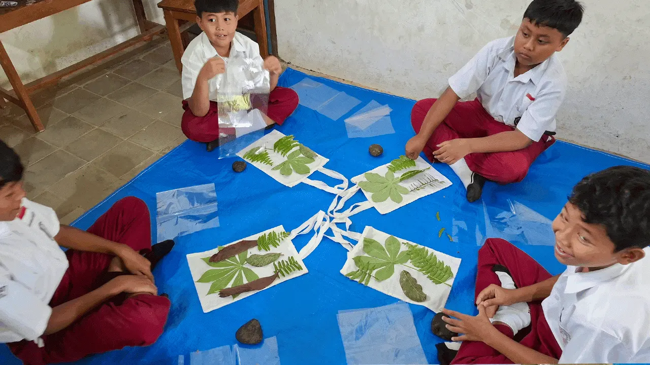 Praktik Langsung Pembuatan Ecoprint oleh Siswa SDN 04 Seloromo. (doc. Pribadi)