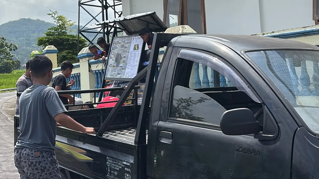 Proses Pemasangan Peta Digital di titik strategis. (doc. pribadi)