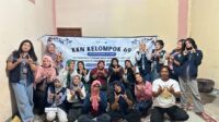 Mahasiswa KKN Kelompok 69 Universitas Sebelas Maret bersama pelaku UMKM Desa Wonorejo berfoto usai kegiatan sosialisasi dan pendampingan optimalisasi marketplace digital di Pendopo Dusun Kedungdawung, Januari 2026. (doc. KKN 69 UNS)