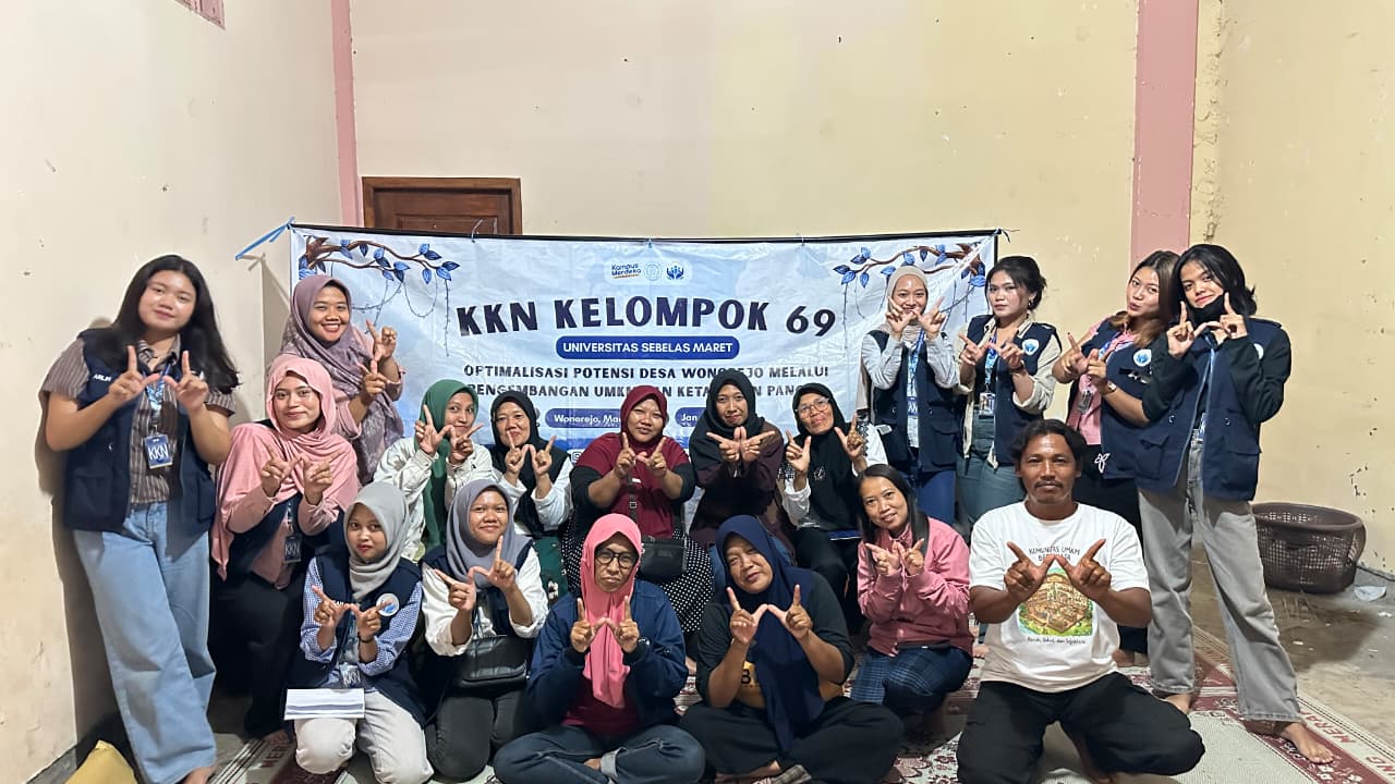 Mahasiswa KKN Kelompok 69 Universitas Sebelas Maret bersama pelaku UMKM Desa Wonorejo berfoto usai kegiatan sosialisasi dan pendampingan optimalisasi marketplace digital di Pendopo Dusun Kedungdawung, Januari 2026. (doc. KKN 69 UNS)