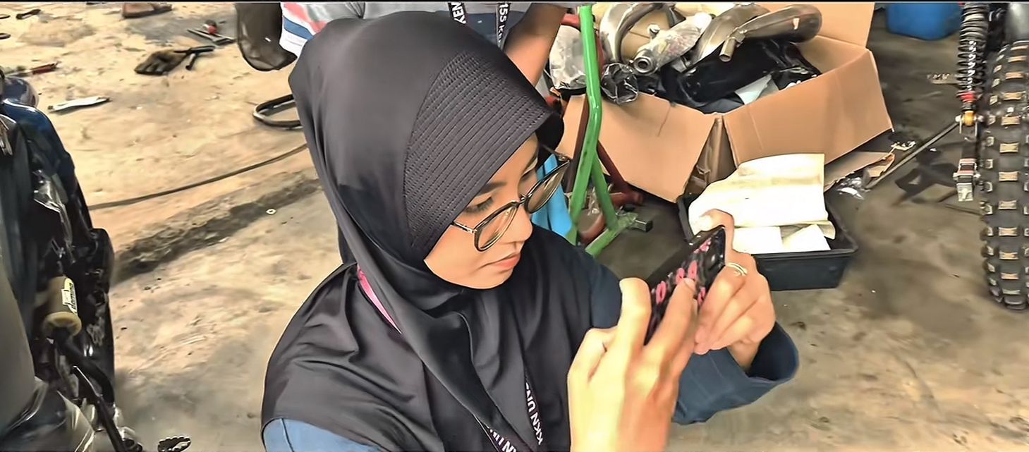 Mahasiswa KKN Universitas Sebelas Maret fokus mendokumentasikan proses pembuatan kerajinan bambu oleh pelaku UMKM di Desa Kemiriombo, Temanggung, sebagai bagian dari upaya promosi digital melalui media sosial desa. (doc. pribadi)