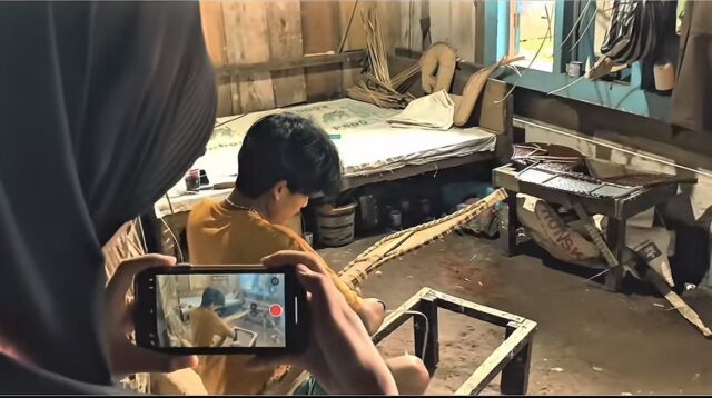 Mahasiswa KKN Universitas Sebelas Maret mendokumentasikan proses pembuatan kerajinan bambu oleh pelaku UMKM di Desa Kemiriombo, Temanggung, sebagai bagian dari upaya promosi digital melalui media sosial desa. (doc. pribadi)