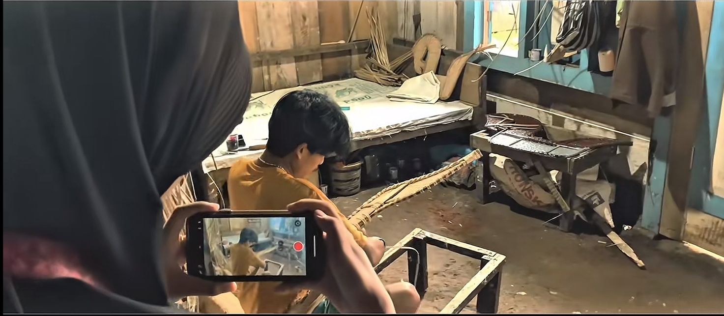 Mahasiswa KKN Universitas Sebelas Maret mendokumentasikan proses pembuatan kerajinan bambu oleh pelaku UMKM di Desa Kemiriombo, Temanggung, sebagai bagian dari upaya promosi digital melalui media sosial desa. (doc. pribadi)