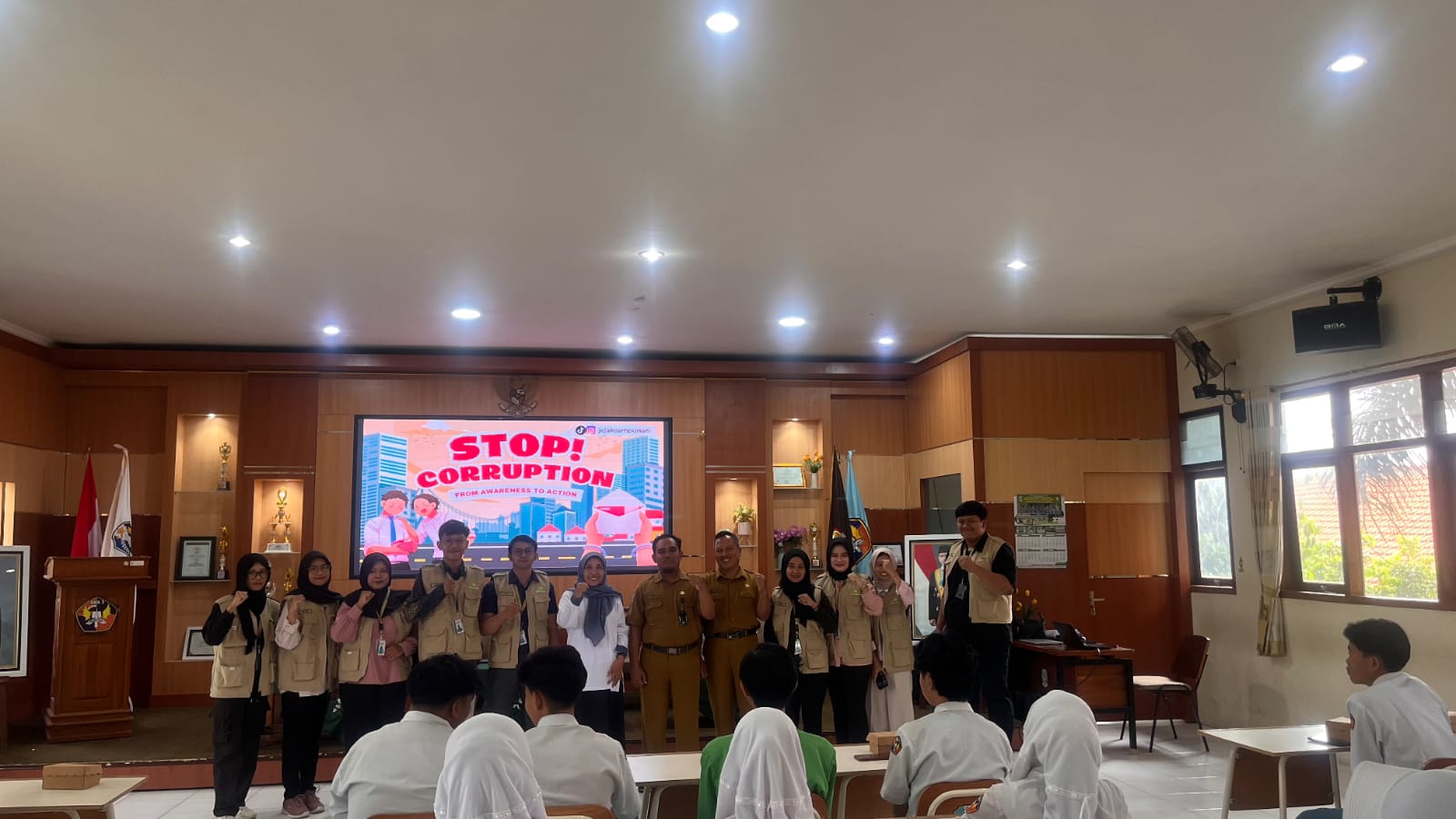 Mahasiswa KKN Universitas Sebelas Maret (UNS) Kelompok 89 bersama pihak sekolah berfoto bersama usai menggelar sosialisasi literasi keuangan dan pencegahan korupsi mikro di SMA Negeri 3 Magetan, Selasa (27/1/2026). (doc. pribadi)