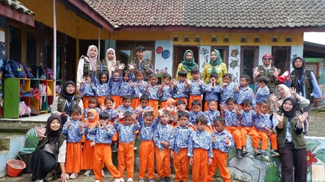 Dokumentasi bersama setelah pelaksanaan edukasi Perilaku Hidup Bersih dan Sehat (PHBS) bagi anak-anak di TK Pertiwi Genikan, Desa Genikan, Kecamatan Ngablak, Kabupaten Magelang, Kamis (29/1/2026). (doc. KKN 82 UNS)