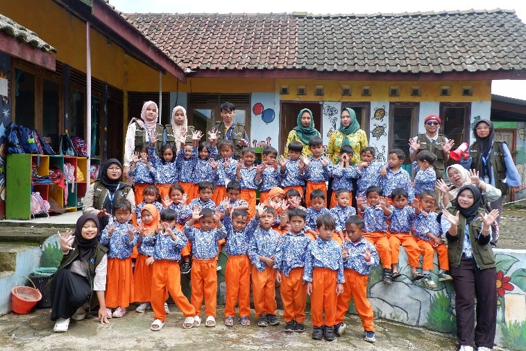 Dokumentasi bersama setelah pelaksanaan edukasi Perilaku Hidup Bersih dan Sehat (PHBS) bagi anak-anak di TK Pertiwi Genikan, Desa Genikan, Kecamatan Ngablak, Kabupaten Magelang, Kamis (29/1/2026). (doc. KKN 82 UNS)