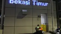 Aktivitas malam di Stasiun Bekasi Timur tetap berjalan di tengah meningkatnya perhatian publik terhadap isu keselamatan perkeretaapian. (doc. pribadi)
