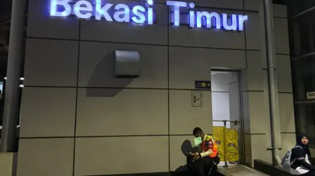 Aktivitas malam di Stasiun Bekasi Timur tetap berjalan di tengah meningkatnya perhatian publik terhadap isu keselamatan perkeretaapian. (doc. pribadi)