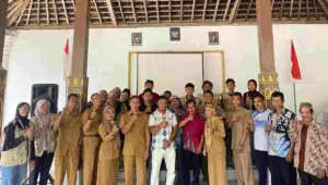 Dokumentasi bersama setelah pelaksanaan pelatihan pembuatan pestisida alternatif berbasis belerang dan kapur gamping di balai desa Binade. (doc. pribadi)