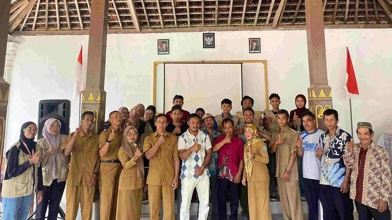 Dokumentasi bersama setelah pelaksanaan pelatihan pembuatan pestisida alternatif berbasis belerang dan kapur gamping di balai desa Binade. (doc. pribadi)