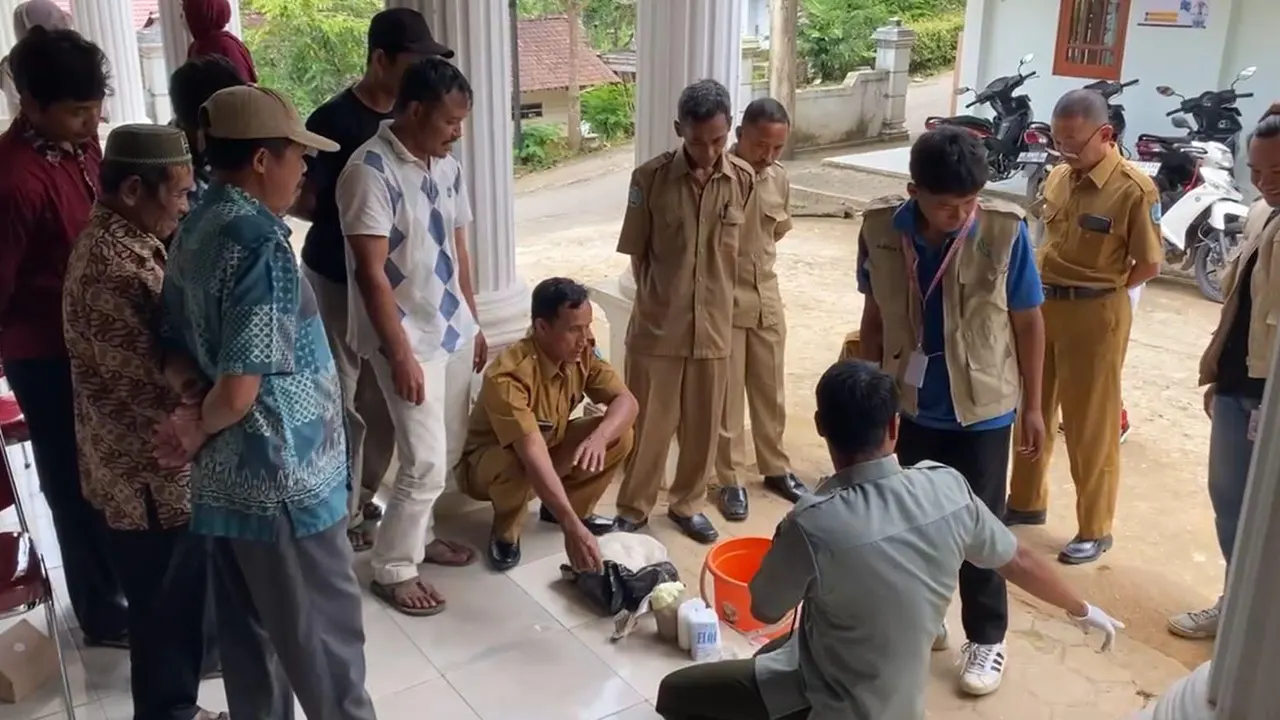 Dokumentasi proses pembuatan pupuk pestisida bersama warga Desa Binade. (doc. pribadi)