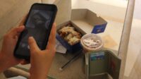 Ilustrasi mahasiswa mengabadikan momen kuliner untuk media sosial di tengah maraknya gaya hidup estetik yang kerap memengaruhi pola konsumsi dan pengelolaan keuangan anak muda. (doc. pribadi) Ilustrasi mahasiswa mengabadikan momen kuliner untuk media sosial di tengah maraknya gaya hidup estetik yang kerap memengaruhi pola konsumsi dan pengelolaan keuangan anak muda. (doc. pribadi)