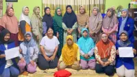 Mahasiswa Departemen Pendidikan IPS UNY foto bersama saat pelaksanaan kegiatan pendampingan berupa pembagian jurnal harian konsumsi sayur di PKK Karang Wetan RT 04, Kalurahan Tegaltirto, Kecamatan Berbah, Kabupaten Sleman. (doc pribadi)
