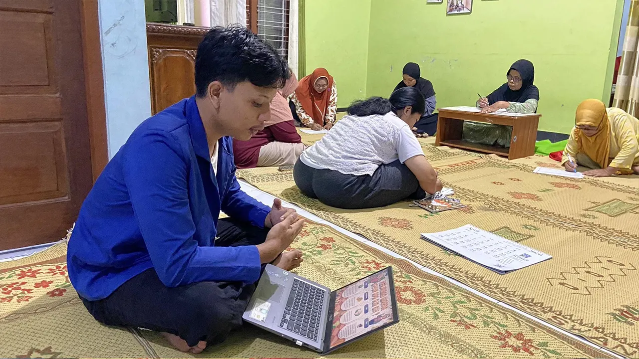 Mahasiswa Pendidikan IPS UNY melakukan sosialisasi sebagai upaya peningkatan konsumsi sayur dalam keluarga di PKK Karang Wetan RT 04, Kalurahan Tegaltirto, Kecamatan Berbah, Kabupaten Sleman. (doc pribadi)