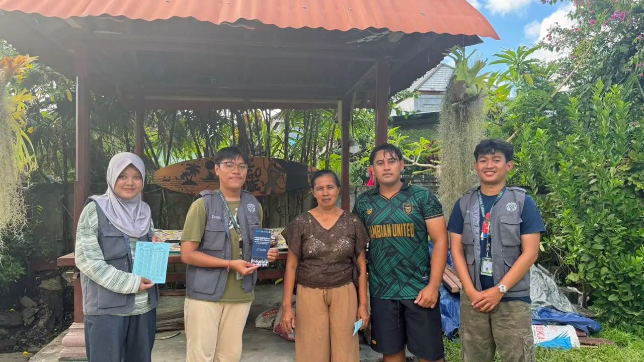 Mahasiswa KKN Tematik Universitas Sebelas Maret (UNS) berfoto bersama warga Desa Timpag, Bali, usai melaksanakan kegiatan pendampingan dan sosialisasi program pemberdayaan masyarakat. (doc. pribadi)