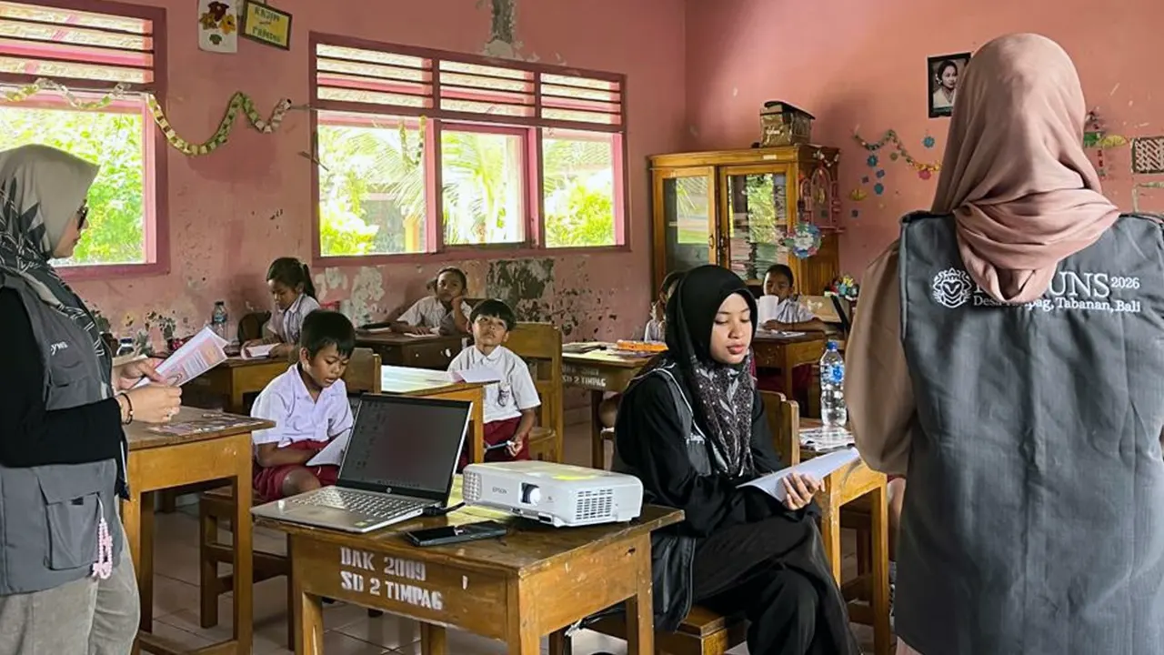 Mahasiswa KKN Tematik Universitas Sebelas Maret (UNS) memberikan edukasi kepada siswa sekolah dasar di Desa Timpag, Bali, melalui kegiatan penyuluhan anti-bullying dan pembelajaran interaktif. (doc. pribadi)