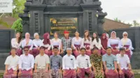Mahasiswa KKN Tematik Universitas Sebelas Maret (UNS) berfoto bersama perangkat Desa Timpag pelaksanaan rangkaian program pengabdian di Kantor Perbekel Desa Timpag, Kabupaten Tabanan, Bali. (doc. pribadi) Mahasiswa KKN Tematik Universitas Sebelas Maret (UNS) berfoto bersama perangkat Desa Timpag pelaksanaan rangkaian program pengabdian di Kantor Perbekel Desa Timpag, Kabupaten Tabanan, Bali. (doc. pribadi)