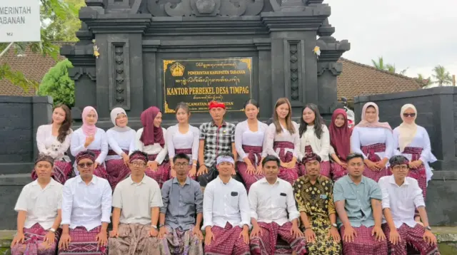 Mahasiswa KKN Tematik Universitas Sebelas Maret (UNS) berfoto bersama perangkat Desa Timpag pelaksanaan rangkaian program pengabdian di Kantor Perbekel Desa Timpag, Kabupaten Tabanan, Bali. (doc. pribadi)